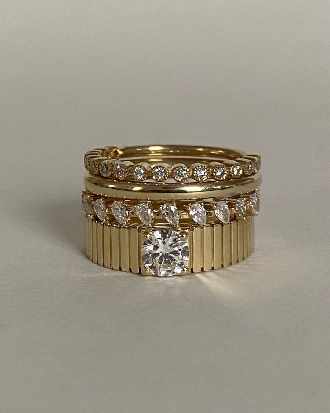 Solis ribbed ring round diamond 1.0 carat